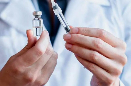 Врач с ампулой в руках